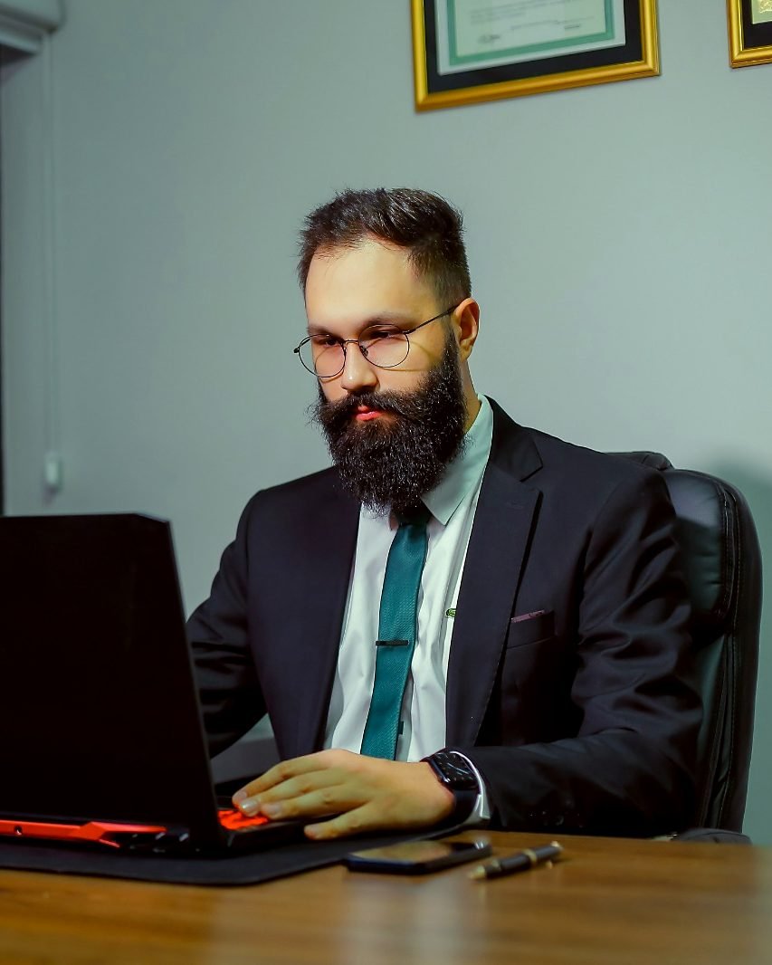 Dr. Gustavo R. Matias. No escritório