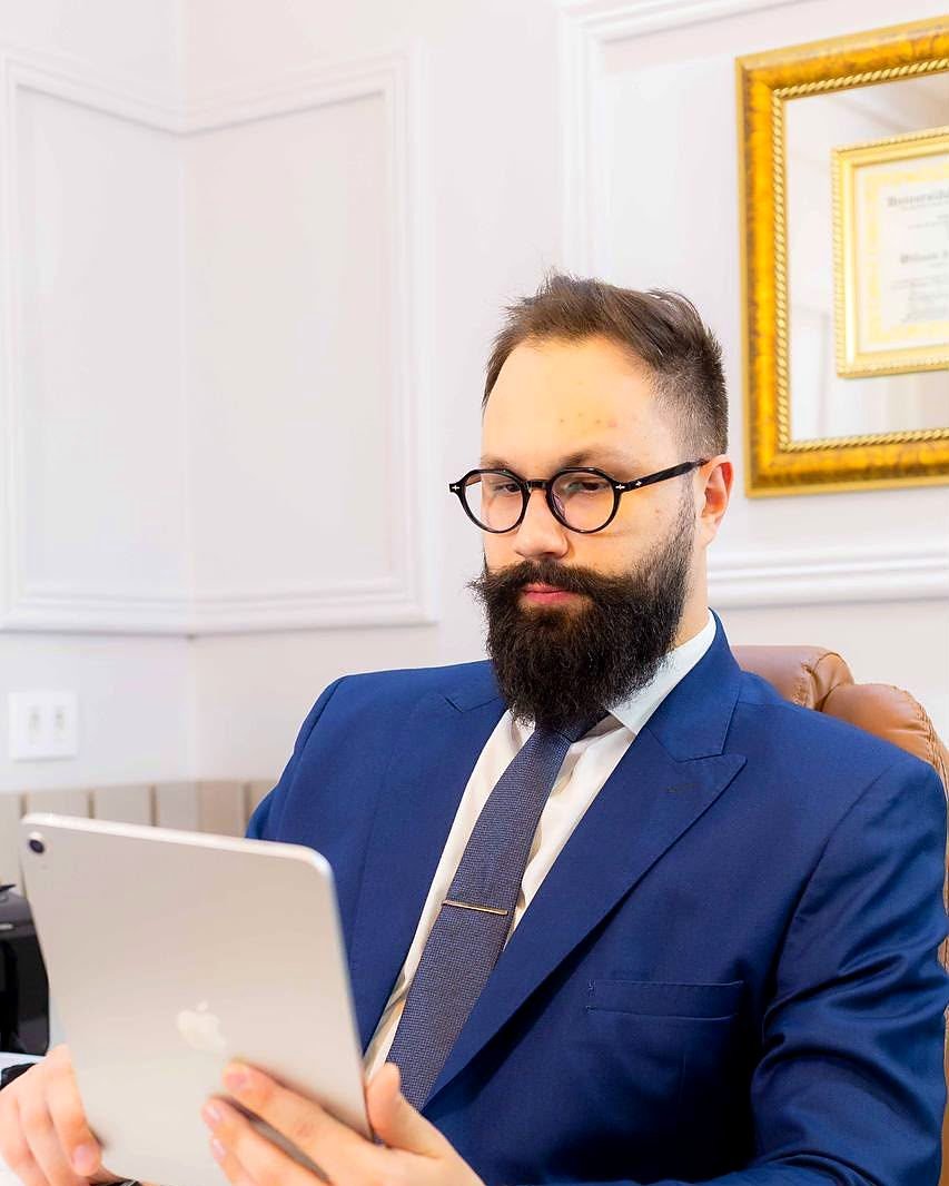 Dr. Gustavo R. Matias. No escritório