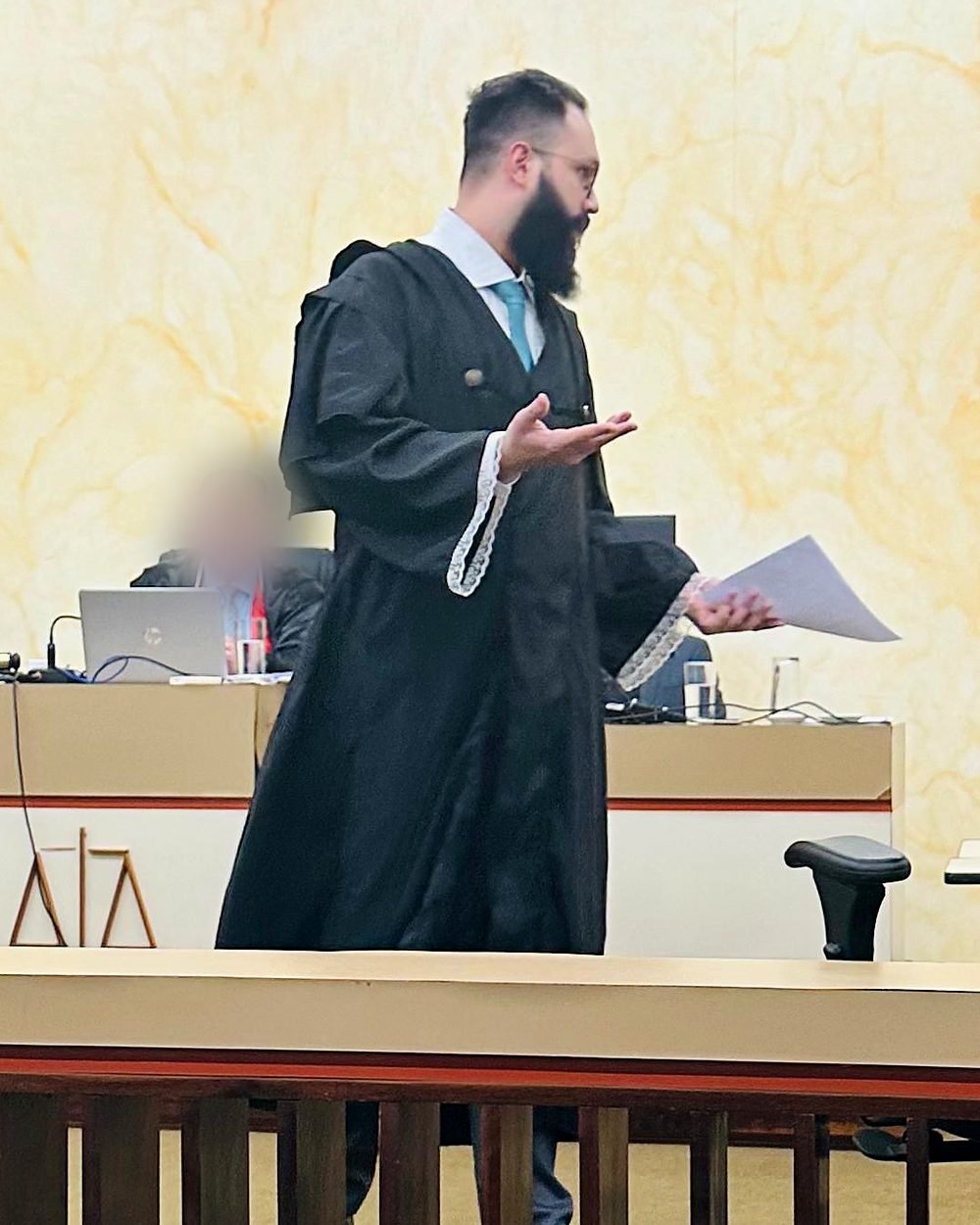 Dr. Gustavo R. Matias, de toga, em plenário do Tribunal do Júri